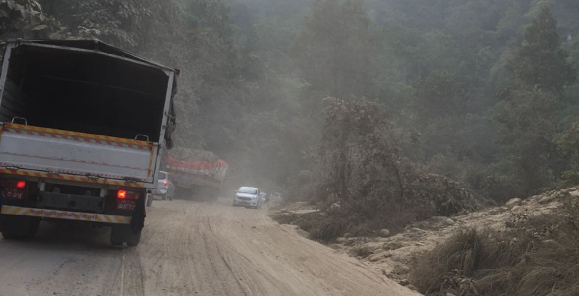 दाउन्ने घोराही सडक खण्ड : यात्रुलाई सास्ती